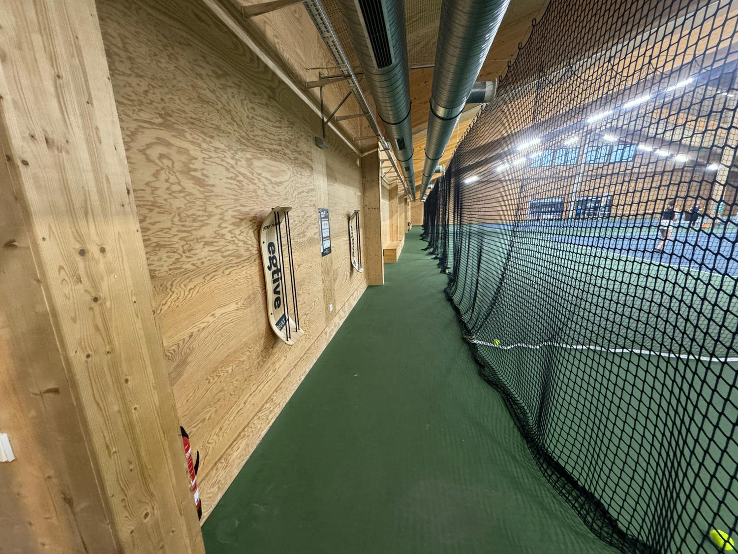 Zwei egtive-boards in der Tennishalle TEC Waldau